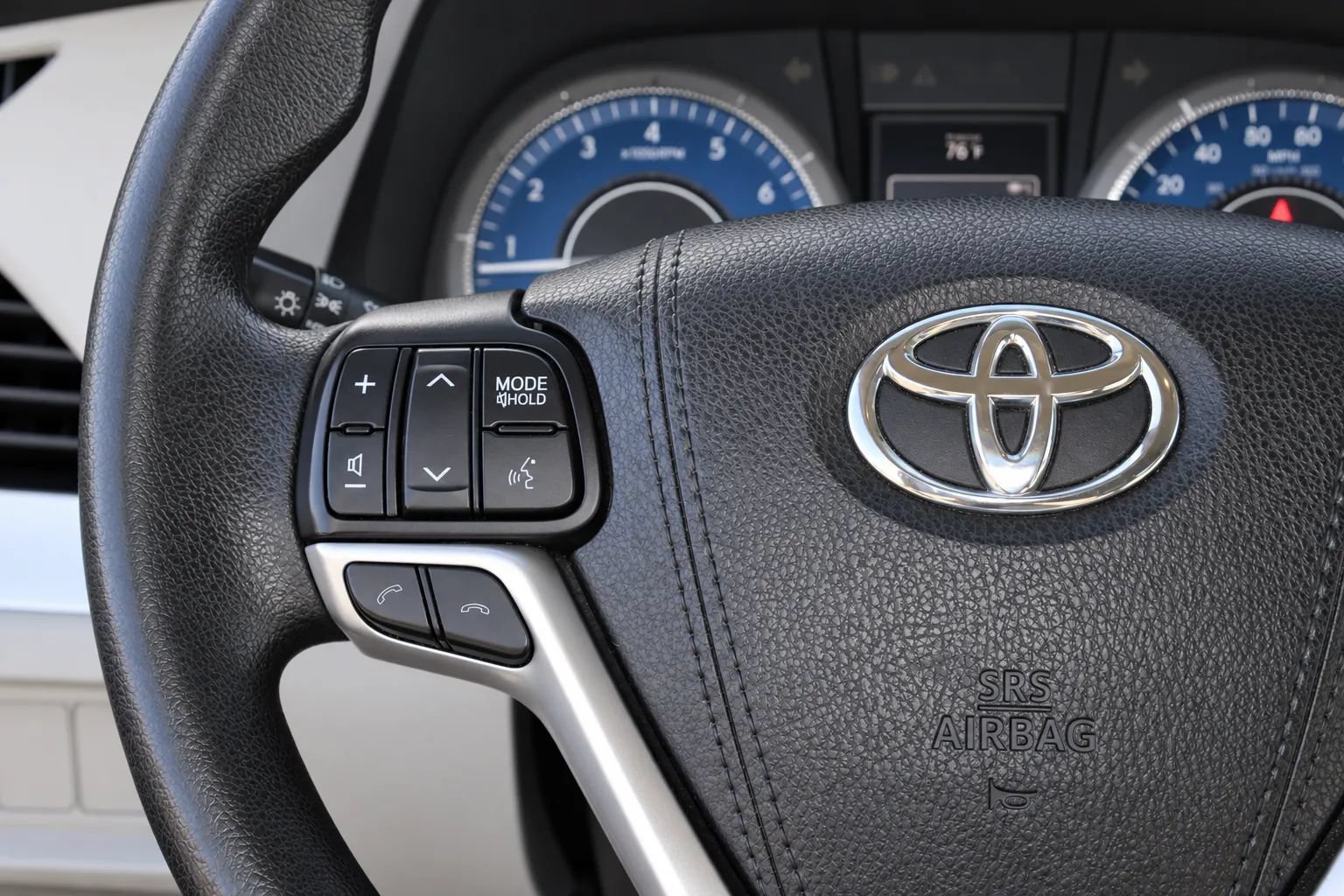 Used 2018 Toyota Sienna LE w/ Carpet Mat Package FWD image 14
