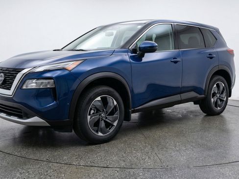 Used 2025 Nissan Rogue SV image 3