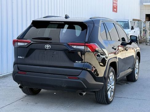 Used 2021 Toyota RAV4 XLE Premium image 4