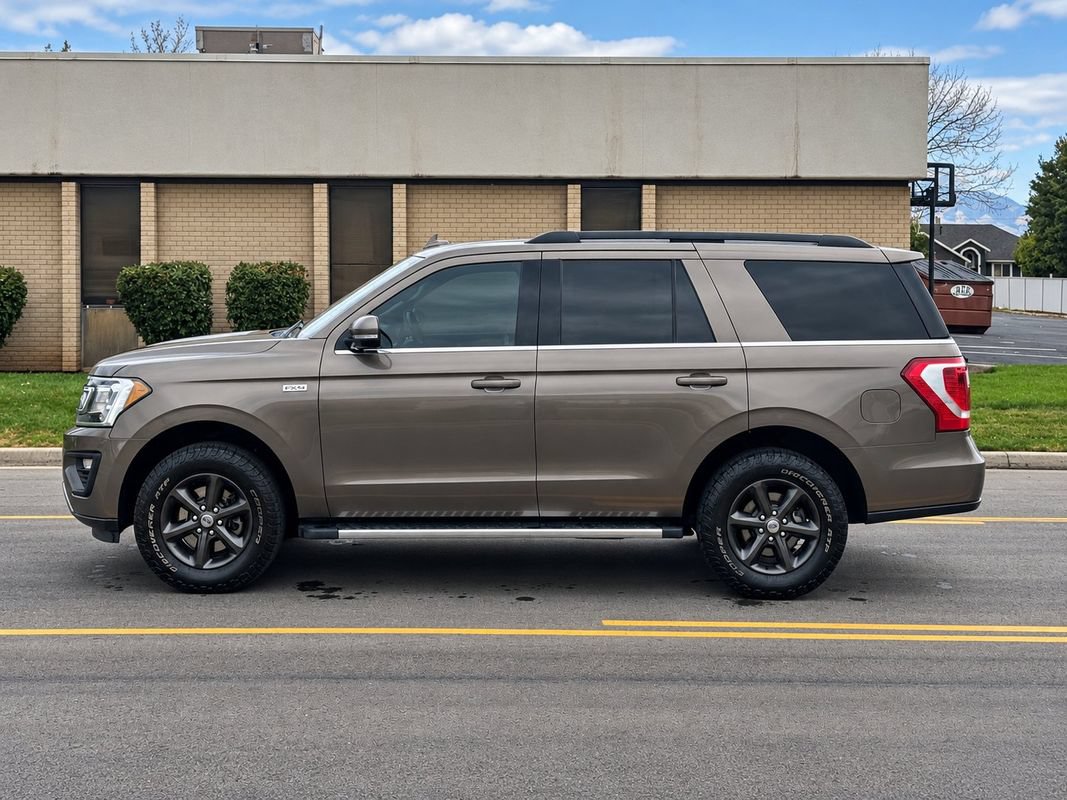 Used 2018 Ford Expedition XLT w/ Equipment Group 202A AWD/4WD image 2