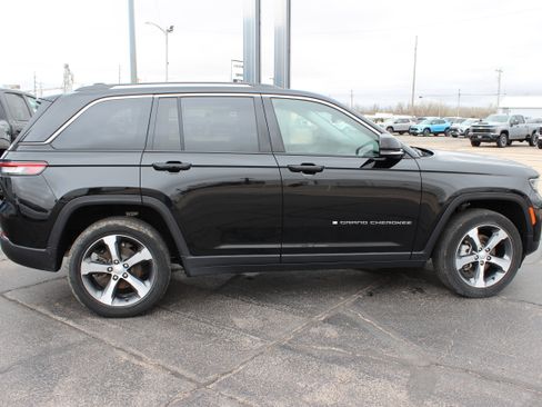 Used 2023 Jeep Grand Cherokee Limited image 7