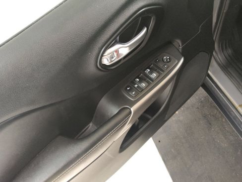 Used 2021 Jeep Cherokee Latitude AWD/4WD image 27