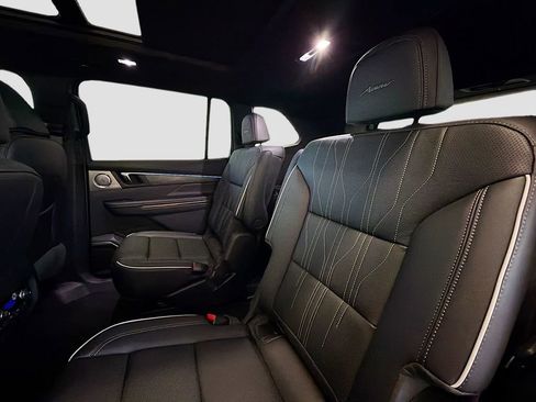 Used 2025 Buick Enclave Avenir FWD image 27