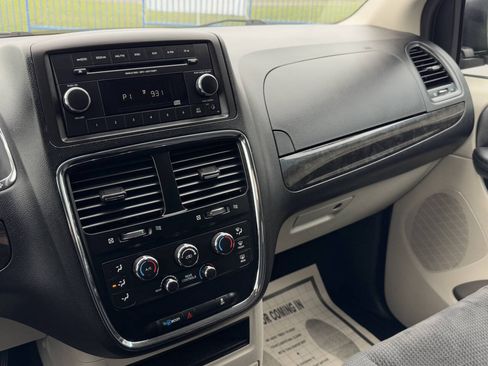Used 2017 Dodge Grand Caravan SE FWD image 18