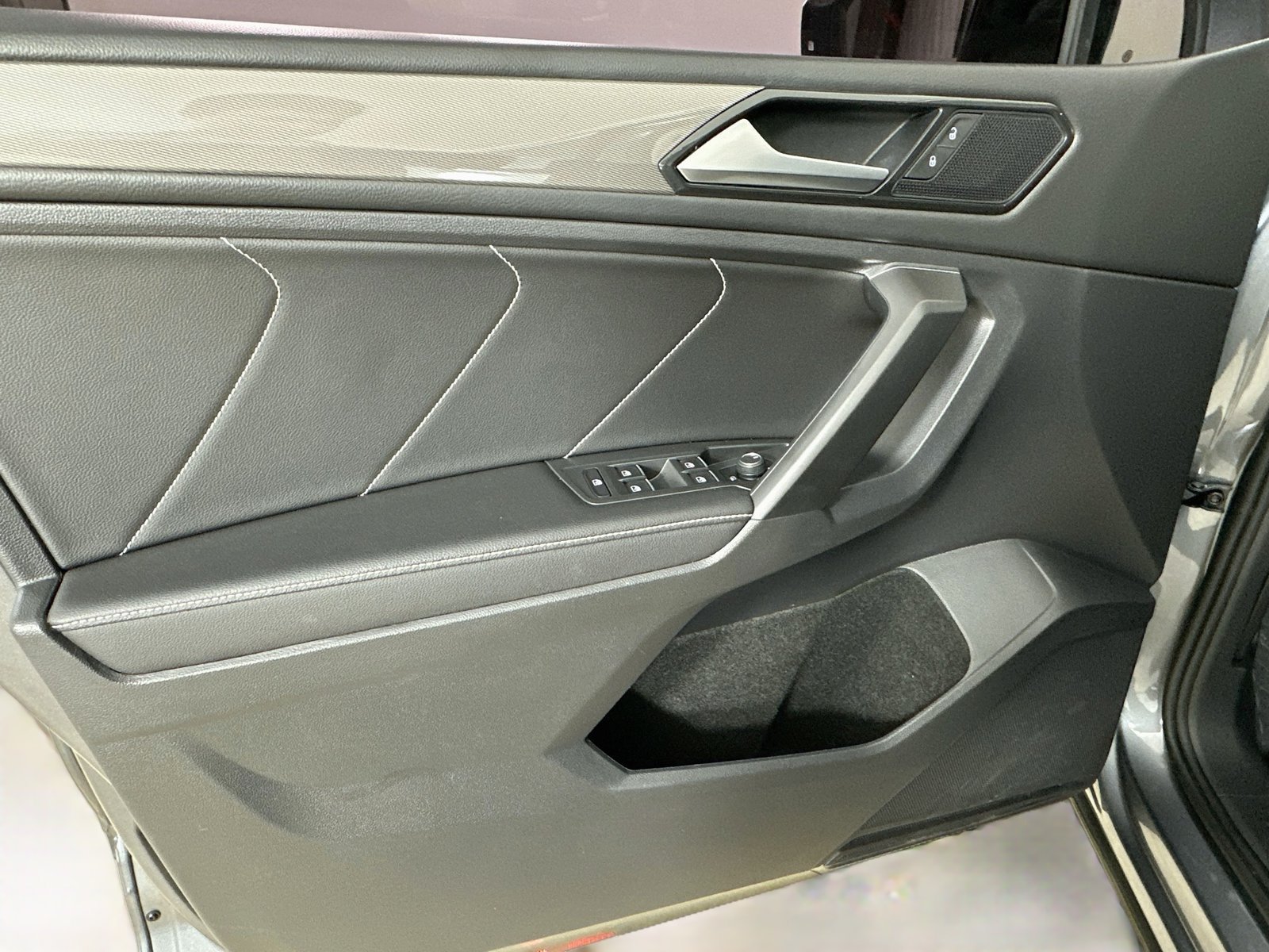 Used 2023 Volkswagen Tiguan SE w/ Panoramic Sunroof Package AWD/4WD image 16