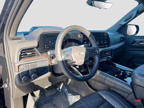 Used 2025 Chevrolet Suburban High Country image 29