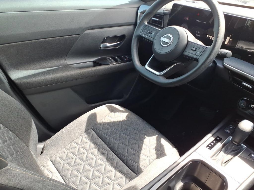 Used 2026 Nissan Kicks SV FWD image 9