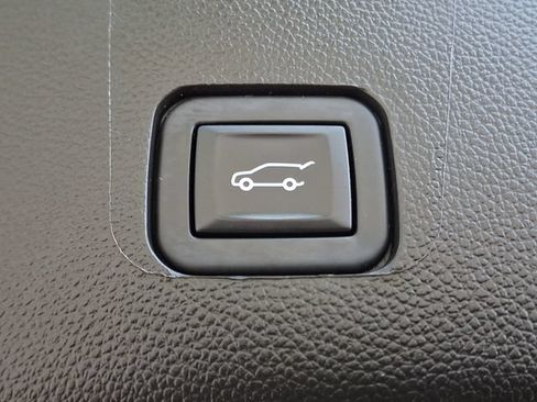 Used 2023 Chevrolet Traverse RS AWD/4WD image 30