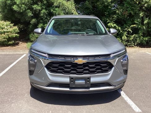 Used 2025 Chevrolet Trax LT w/ Driver Confidence Package FWD image 17