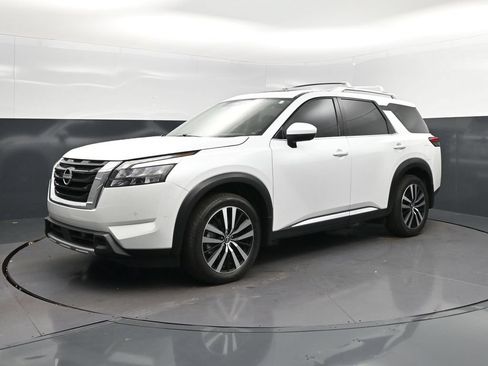 Used 2025 Nissan Pathfinder Platinum FWD image 3