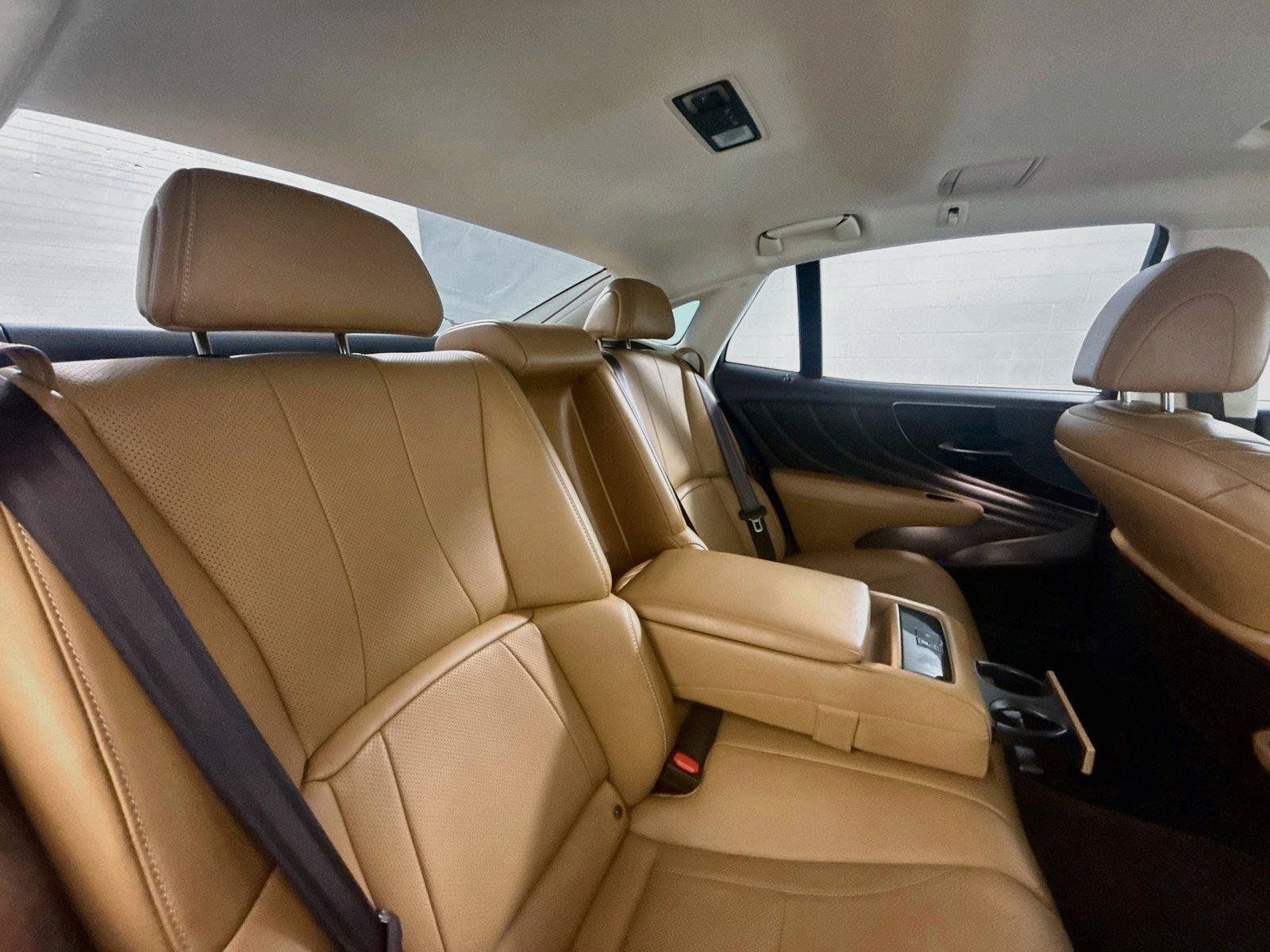 Used 2018 Lexus LS 500 w/ Accessory Package (Z2) RWD image 12
