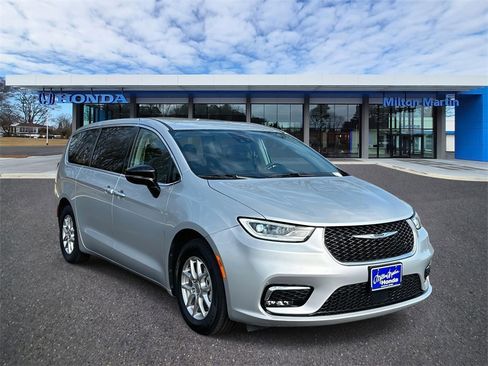 Used 2024 Chrysler Pacifica Touring-L image 1