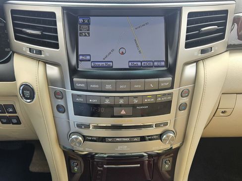 Used 2013 Lexus LX 570 4WD w/ Luxury Pkg image 19