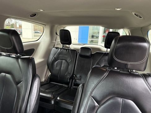 Used 2023 Chrysler Pacifica Touring-L image 20