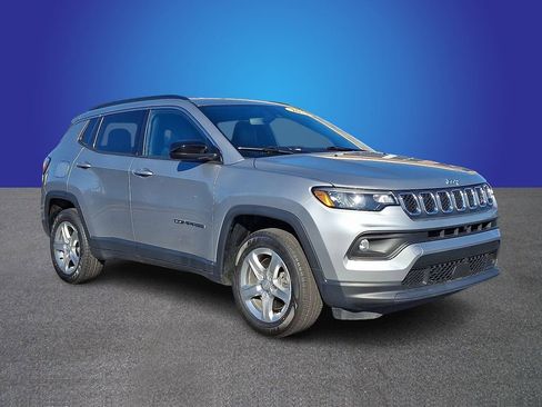 Used 2024 Jeep Compass Latitude image 3