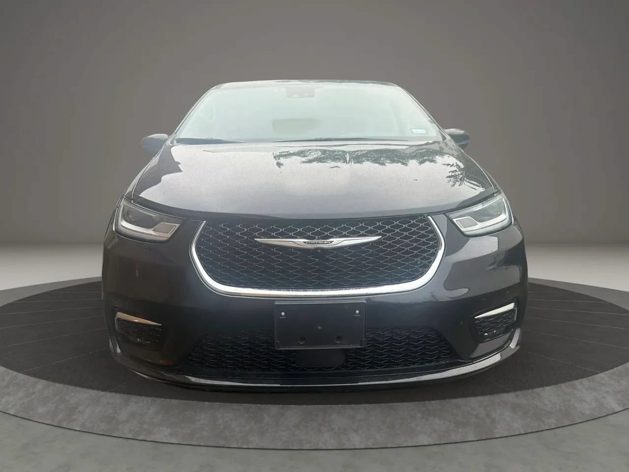 Used 2023 Chrysler Pacifica Touring-L FWD image 2