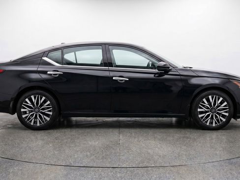 Used 2025 Nissan Altima 2.5 SV FWD image 11