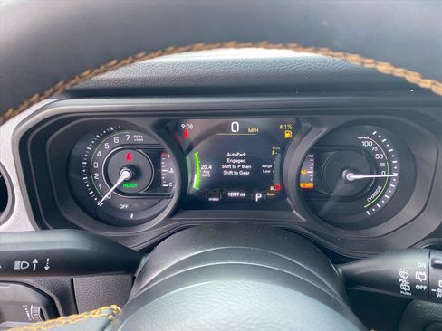 Used 2024 Jeep Wrangler Unlimited w/ Convenience Group AWD/4WD image 19