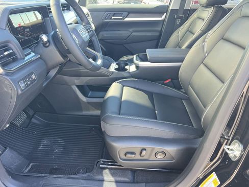 New 2026 GMC Terrain Denali w/ LPO, Black Badging Package image 16