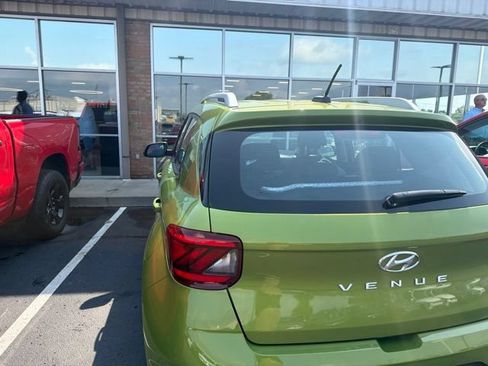 Used 2024 Hyundai Venue SEL FWD image 9