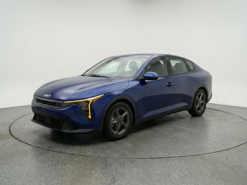 Used 2025 Kia K4 LXS FWD image 3