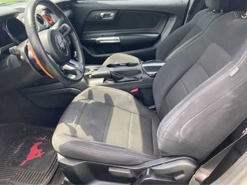 Used 2017 Ford Mustang Coupe RWD image 3