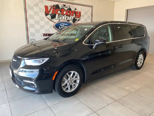 Used 2023 Chrysler Pacifica Touring-L FWD image 1