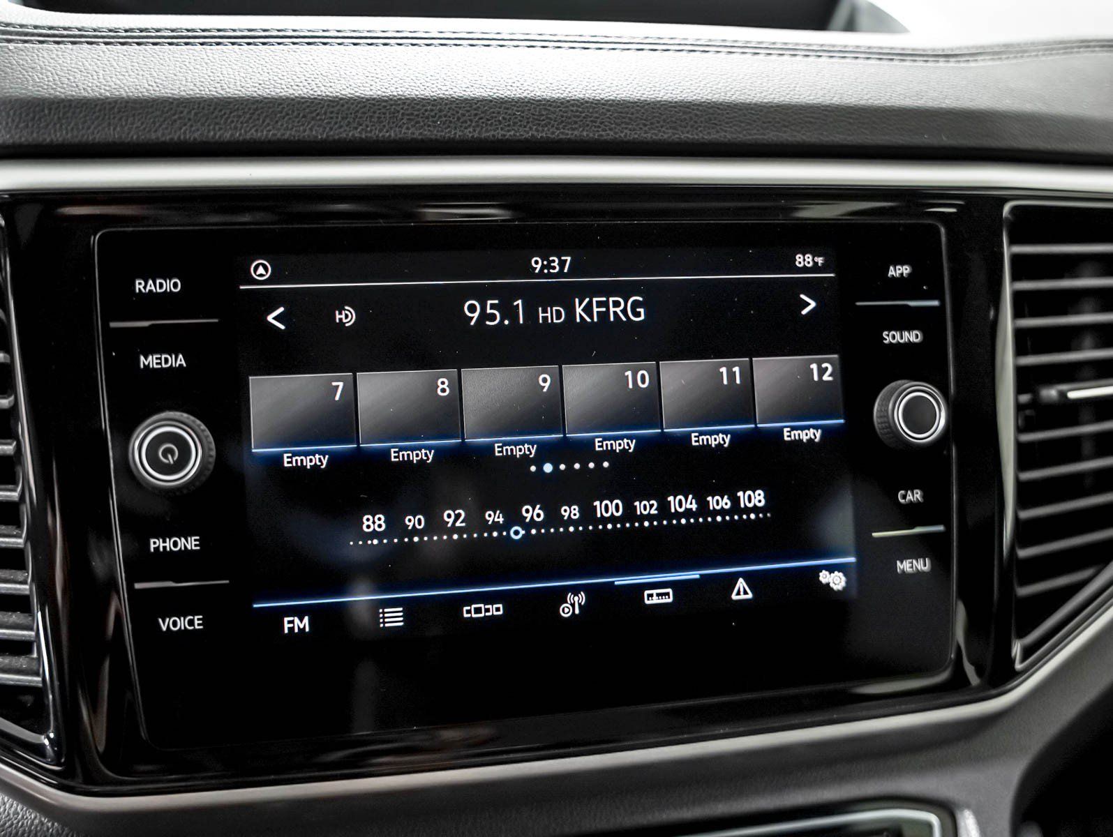 Used 2023 Volkswagen Atlas Cross Sport SE w/ Panoramic Sunroof Package FWD image 16