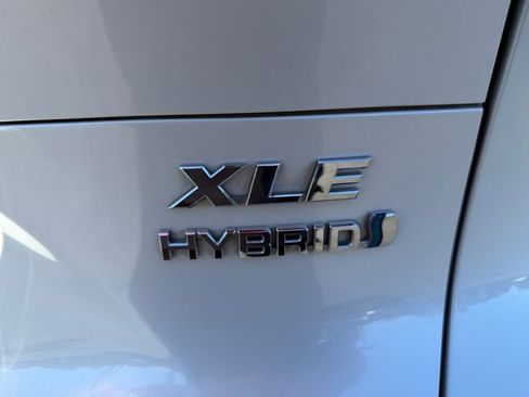 Used 2021 Toyota Venza XLE w/ Softex Package AWD/4WD image 32