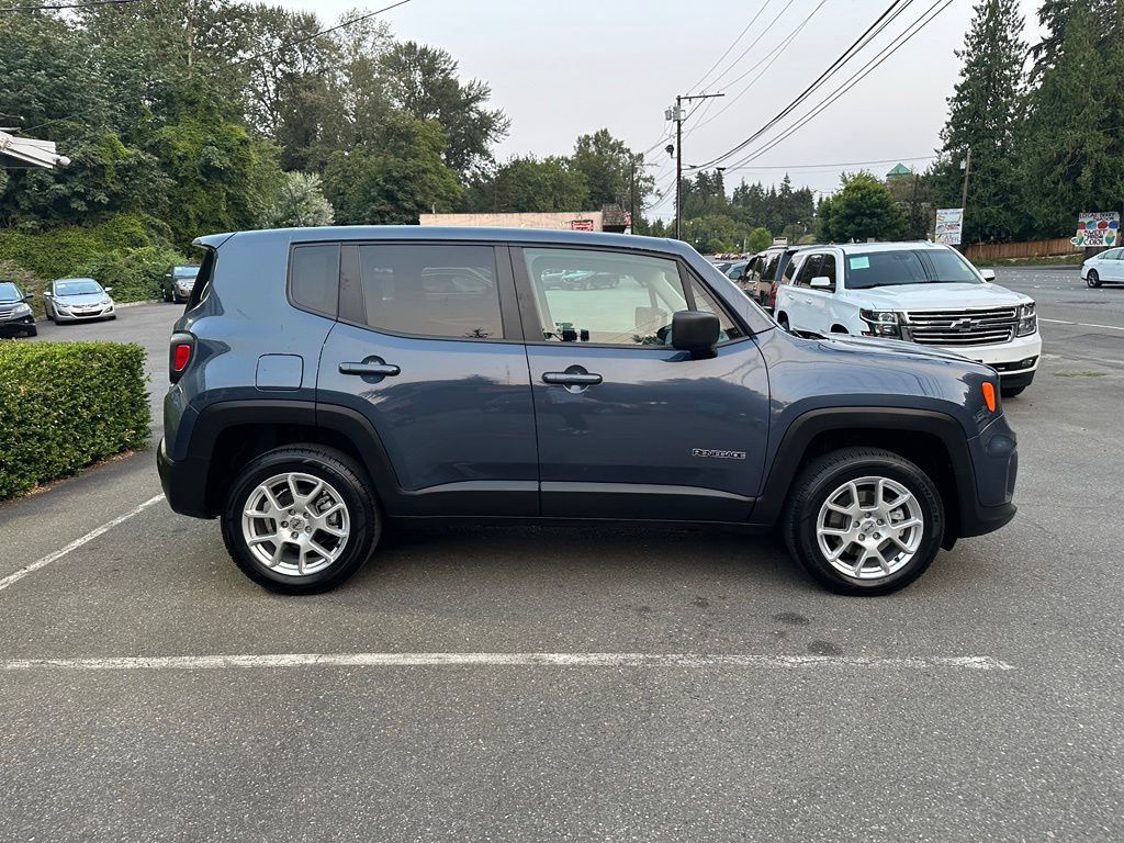 Used 2023 Jeep Renegade Latitude AWD/4WD image 4