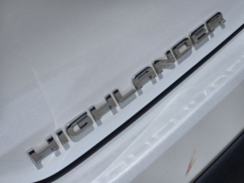 Used 2022 Toyota Highlander XLE FWD image 33