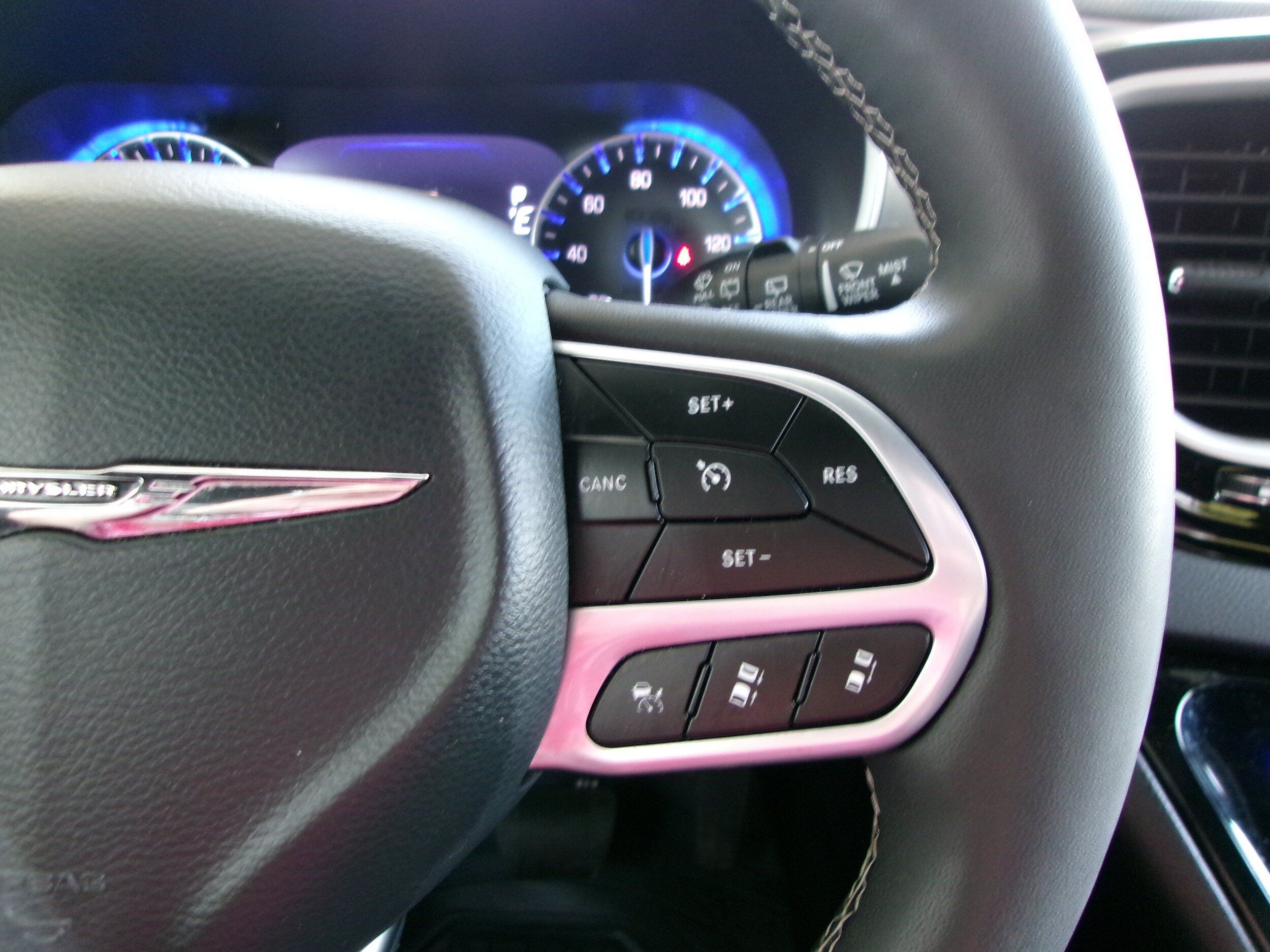 Used 2025 Chrysler Pacifica Select FWD image 11