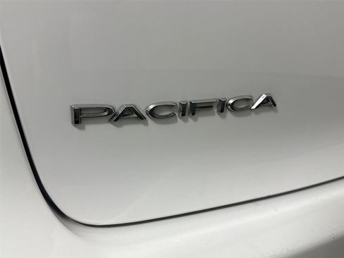 Used 2023 Chrysler Pacifica Touring-L FWD image 45