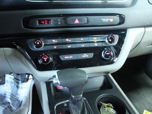 Used 2018 Kia Sedona L image 17