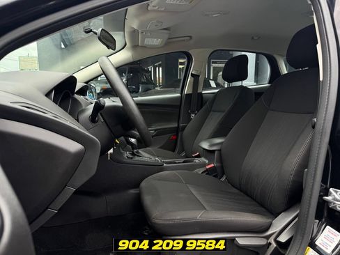 Used 2018 Ford Focus SE w/ SE Appearance Package FWD image 17