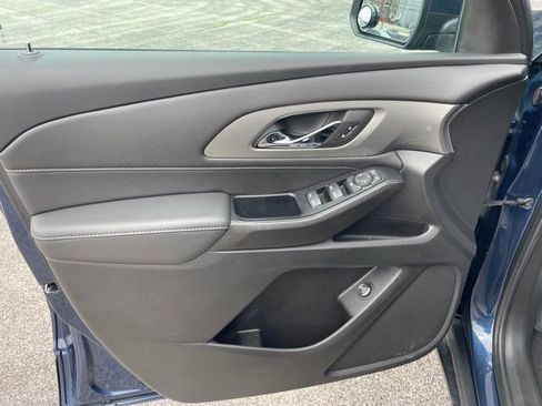 Used 2023 Chevrolet Traverse LT FWD image 9