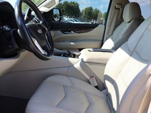 Used 2020 Cadillac Escalade Luxury AWD/4WD image 13