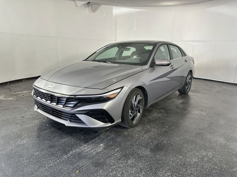 Used 2025 Hyundai Elantra SEL FWD image 4