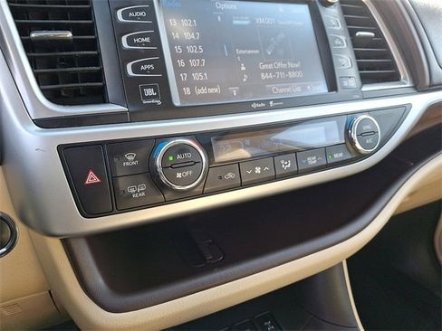 Used 2014 Toyota Highlander Limited image 19