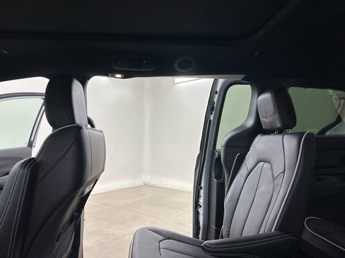 New 2026 Chrysler Pacifica Limited image 25
