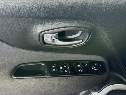 Used 2021 Jeep Renegade Latitude image 24