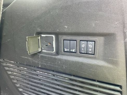 Used 2025 Chevrolet Tahoe Premier AWD/4WD image 25