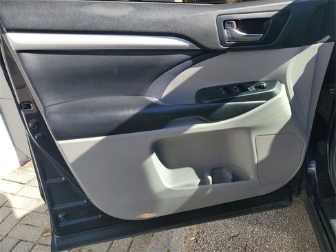 Used 2019 Toyota Highlander XLE image 28