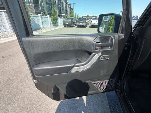 Used 2017 Jeep Wrangler Unlimited Sahara w/ Connectivity Group AWD/4WD image 9