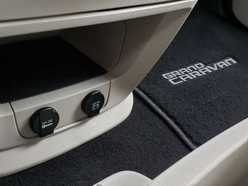 Used 2016 Dodge Grand Caravan SE image 23
