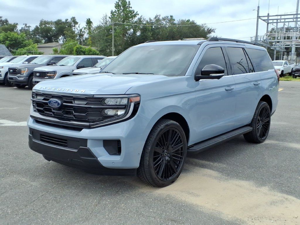 Used 2025 Ford Expedition Active RWD image 3