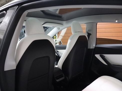 Used 2022 Tesla Model Y Long Range image 39