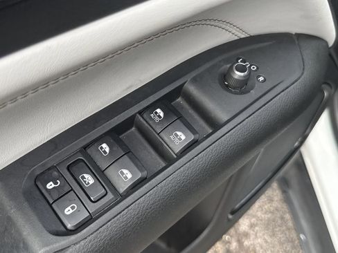 Used 2024 Jeep Compass Limited image 11