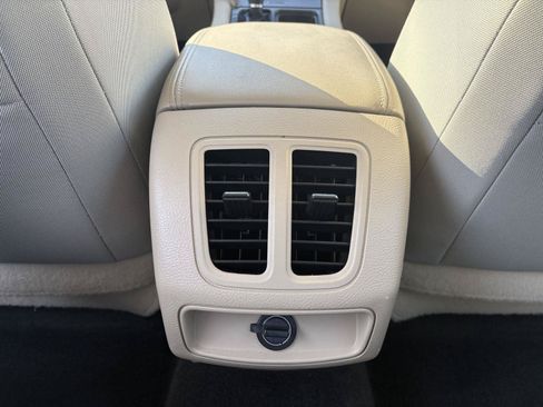 Used 2018 Ford Taurus SE FWD image 19