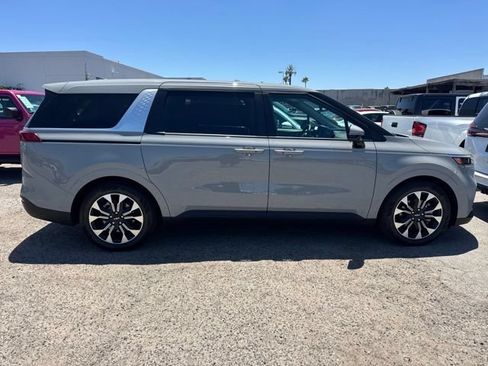 Used 2024 Kia Carnival EX FWD image 4